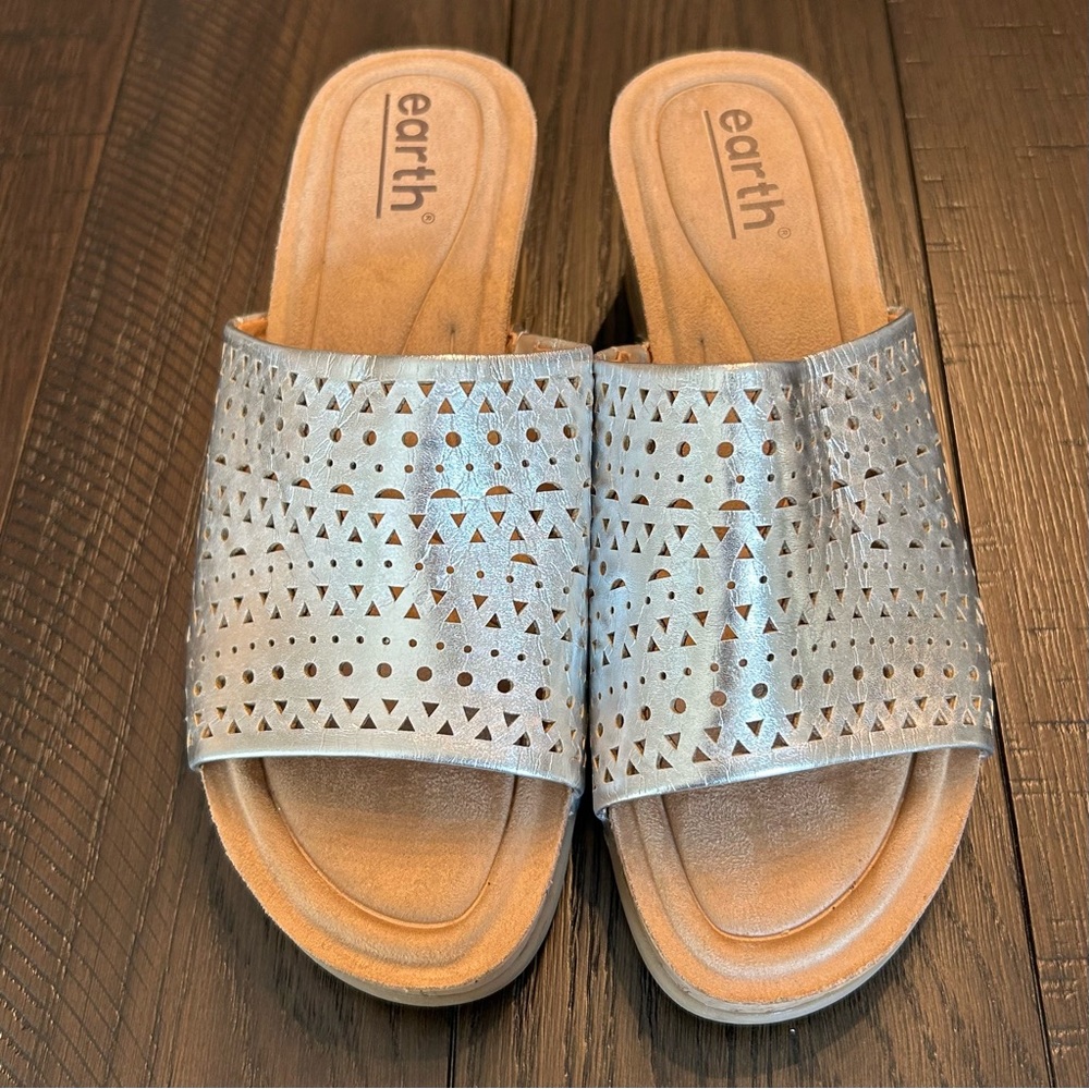 Earth Wendy Laser Cut Casual Slip-on Wedge Sandals Women SZ 9 Metallic Silver - Picture 2 of 7
